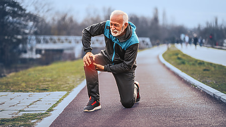 Knee pain when kneeling can occur with inflammation of the joint capsule