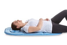 Application of 3D pulsed magnetic therapy applicator on the back and spine.