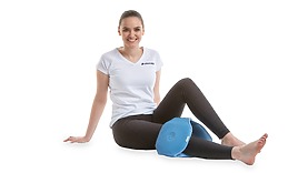 Use of the A17P magnetic therapy applicator for knee problems. More intensive therapy thanks to the possibility of folding and fixation.
