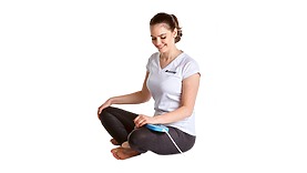 Use of the A6P2 magnetic therapy applicator for wrist problems. It allows high therapeutic effects by switching between point and wide magnetic field.
