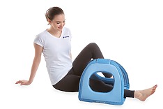 Use of the A11P applicator for comfortable foot therapy. Folding makes it possible to apply therapy to joints and feet.